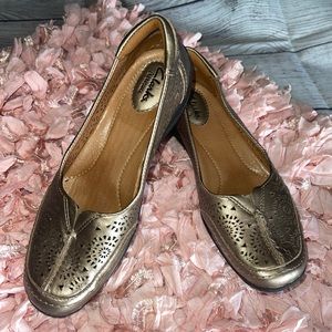 Clarks Artisan • Ladies Gold/Bronze Leather Flat Slip Ons • Size 7